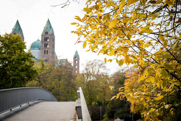 Brücke am Dom zu Speyer im Herbst
