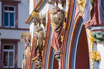 Religiöse Skulpturen an Hauswand
