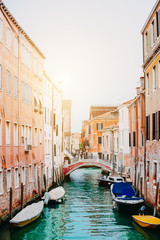 Schöne Wasserstraße - Kanal - in Venedig mit Booten bei Sonnenuntergang