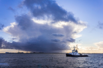 Obraz premium Tug Boat on the Weser in Bremerhaven