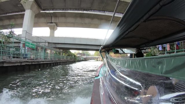 4K The Khlong Saen Saep boat service is a water bus operating on the Saen Saep canal
