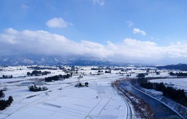 Obraz premium 空撮 冬の秋田県 雪景色 青空 田舎の自然風景