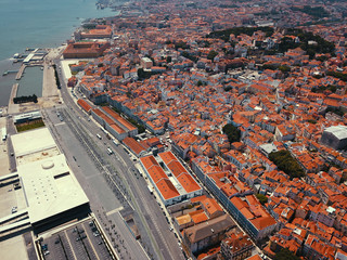 Fototapeta premium リスボンの旧市街の街並み