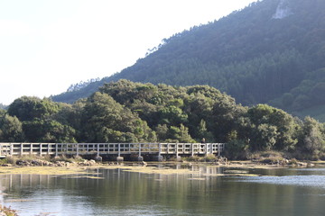 puente al molino de mareas de santa olaja, arnuero,cantabria,españa
