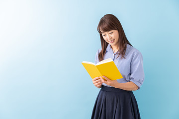 Obraz premium 本を読むミドル女性