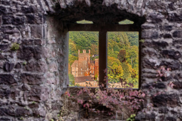 Die Mittelburg bei Neckarsteinach gesehen durch ein Fenster der Burg Schadeck
