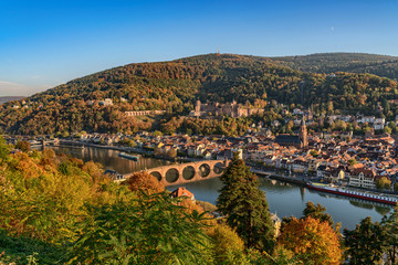 Obraz premium Blick auf das spätsommerliche Heidelberg mit der alten Brücke, dem Schloss und der Altstadt
