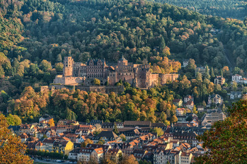 Fototapeta premium Blick auf das spätsommerliche Heidelberg mit dem Schloss und der Altstadt