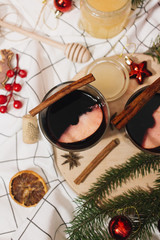 Obraz na płótnie Canvas Hot mulled wine and Christmas decoration on table