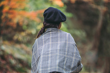 ショールを羽織る女性の後ろ姿