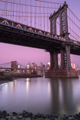 Fototapeta premium Widok na Manhattan Bridge i dzielnicę finansową ze wschodniej plaży nad rzeką