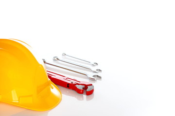 Schutzhelm mit verschiedenen Werkzeugen