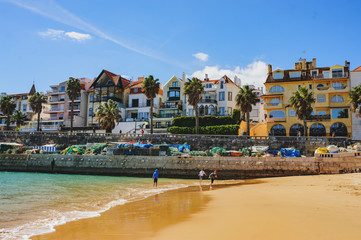 CASCAIS, PORTUGAL - MARCH 26, 2018: A beautiful view of famous Cascais old city center, beach and tourists - obrazy, fototapety, plakaty
