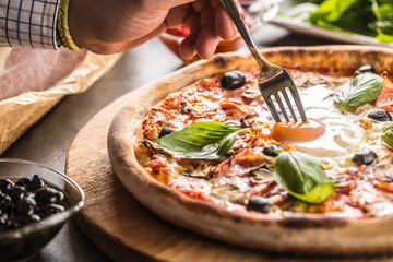 Pizza capricciosa capricieux repas italien traditionnel de prosciutto champignons artichauts oeuf parmesan olives et basilic