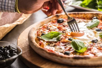 Photo sur Aluminium Pizzeria Pizza capricciosa capricieux repas italien traditionnel de prosciutto champignons artichauts oeuf parmesan olives et basilic