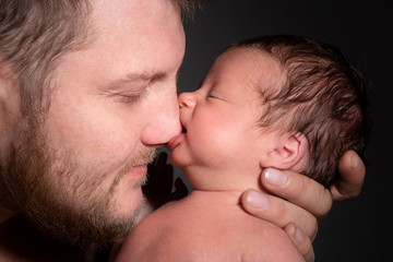 Neugeborenes und Vater Nahaufnahme