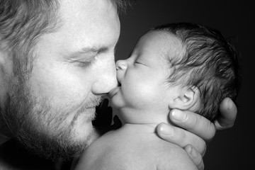 Baby saugt an Papas Nase, Schwarz Weiß