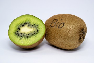 Kiwi in Nahaufnahme, mit einer Laser-Kennzeichnung als Bio. Makrofotografie mit Fokus Stacking.