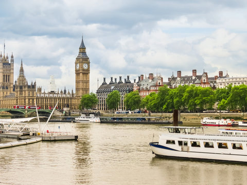 Houses of Parliament, Big Ben clocktower and Westminster Bridge. London, UK