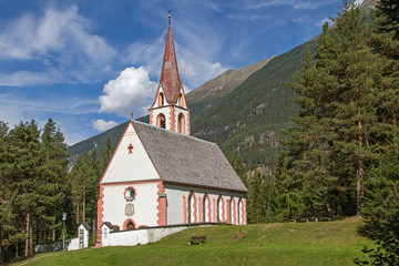 Fototapeta na wymiar Pestkapelle in Längenfeld im Ötztal