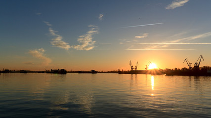 Fototapeta na wymiar sunset on the lake