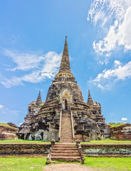 Fototapeta premium The center one of three gigantic ancient pagodas in Wat Phra Si Sanphet, Ayutthaya, Thailand. It is built in the classic, Ceylonese design or bell shape.