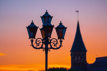 Obraz premium Koenigsberg cathedrlal silhouette at sunset, a street lamp in the foreground