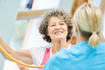 Obraz premium Senior Frau bei der Krankengymnastik