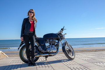 Mujer con moto en la playa