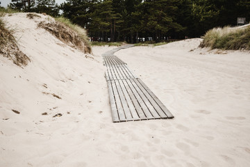 Kurzer Steg aus Holz am Strand