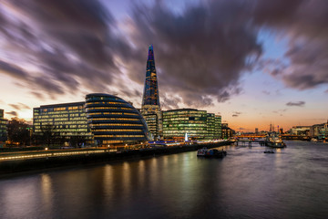 Sonnenuntergang im Winter hinter der Skyline von London, Großbritannien