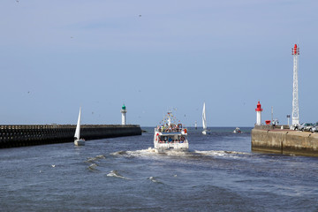 ausflugsboot verlässt den hafen von trouville