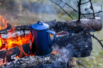 Frisch gekochter Kaffee auf dem Lagerfeuer