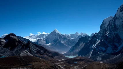 Photo sur Plexiglas Ama Dablam The iconic peak of Ama Dablam seen from the Everest three passes trek, after crossing Cho La high mountain pass.