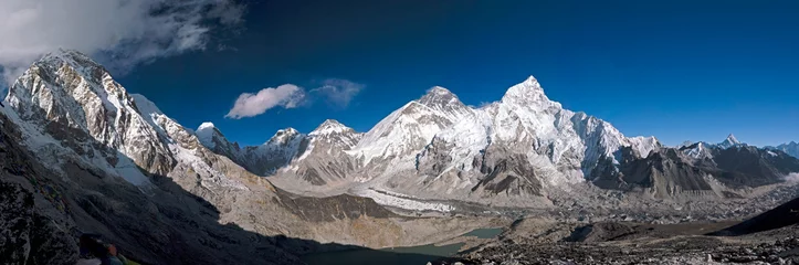 Photo sur Plexiglas Everest Le mont Everest, la plus haute montagne, appelée localement Chomolungma, vue depuis le sommet du Kala Patthar.