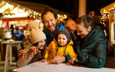 Fototapeta premium Family enjoying traditional Christmas market in Zagreb, Croácia.
