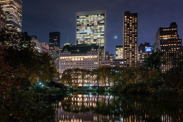 Naklejka premium Autumn Night. New Moon over The Plaza Hotel.