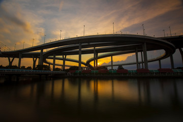 Fototapeta na wymiar バンコクのプミポン橋の夕景夜景