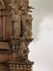 Statuen in Siena