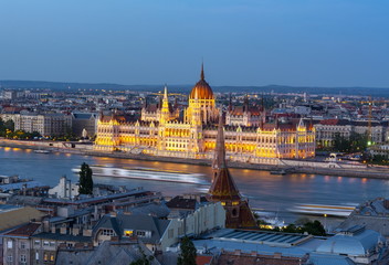 Fototapeta premium Budynek parlamentu węgierskiego i Dunaj o zmierzchu, Budapeszt, Węgry