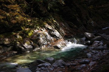 日の当たる渓谷