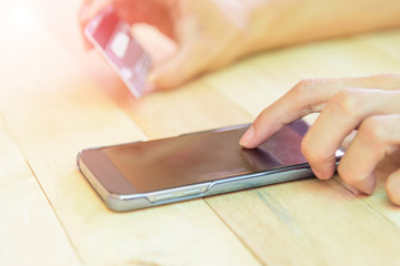 use credit card for shopping online by smartphone / hold credit card for shopping online by smartphone