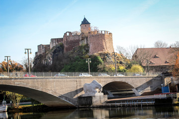 Fototapeta na wymiar Saale mit Burg Giebichenstein 