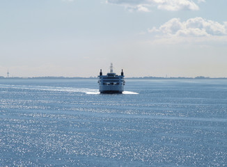 Die Fähre kommt über den Fehmarnsund