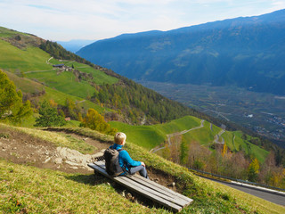 Fototapeta na wymiar Wanderpause auf dem Meraner Höhenweg (Südtirol)