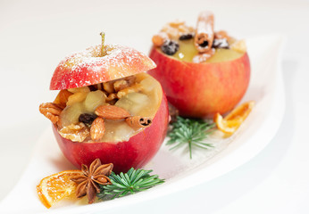 Bratapfel mit Nüssen zur Weihnachtszeit