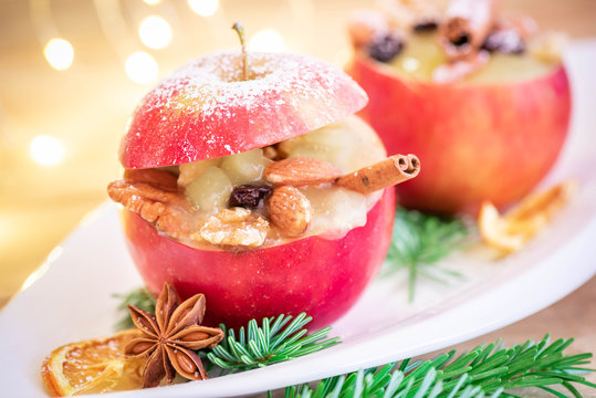 Bratapfel mit Nüssen zur Weihnachtszeit