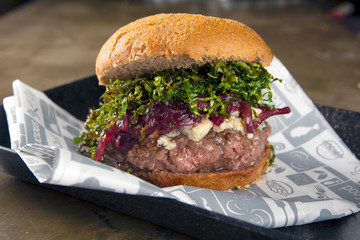 Hamburguer with blue cheese, onions and salad