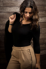 Fototapeta premium Femme Hispanique vestte sur l'épaule