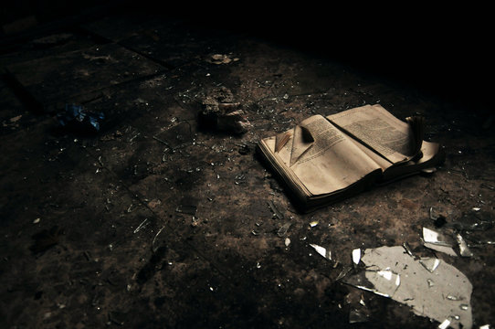 Libro antiguo en el suelo